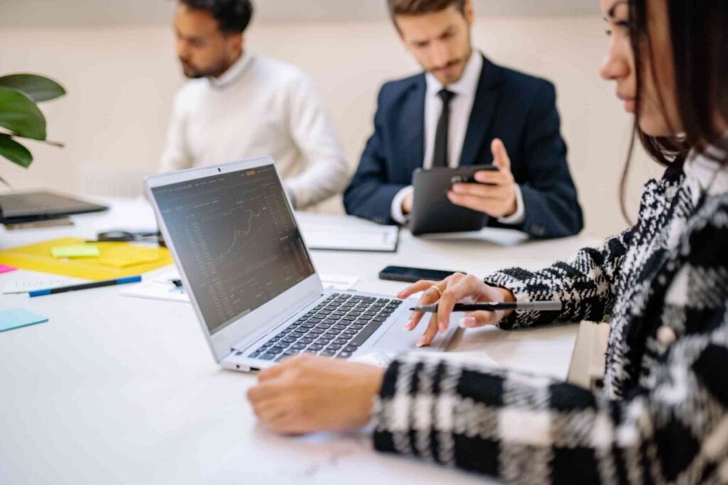 business team office meeting, Trend Weekly