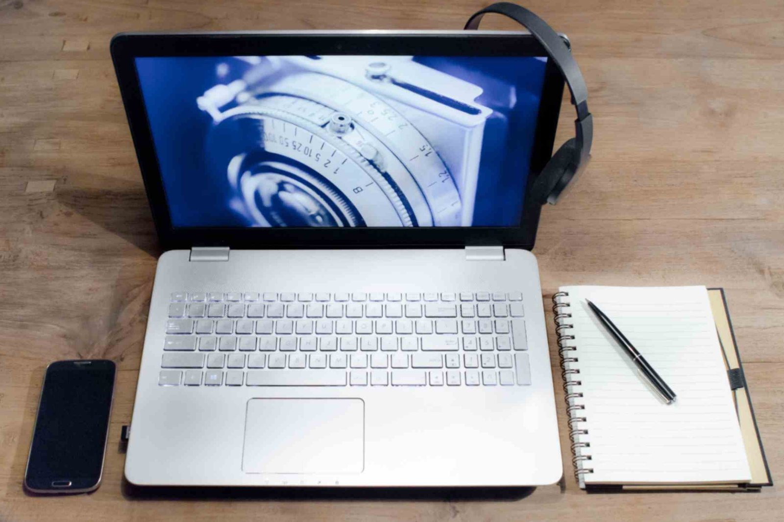 laptop smartphone technology desk , Trend Weekly
