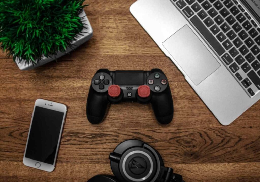 smartphone laptop gadgets flatlay, Trend Weekly